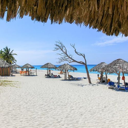 Spiaggia con ombrelloni Varadero Cuba